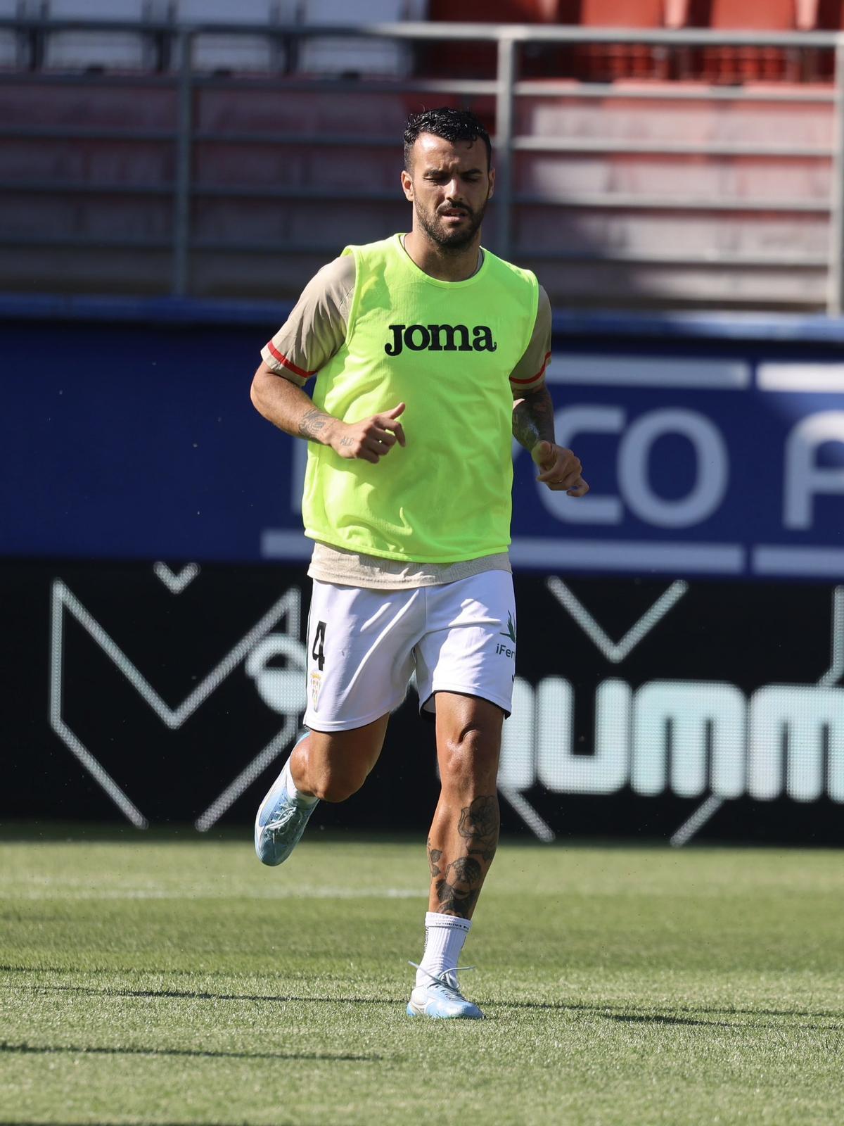 Álex Martín, durante el calentamiento del Córdoba CF en Ipurúa.
