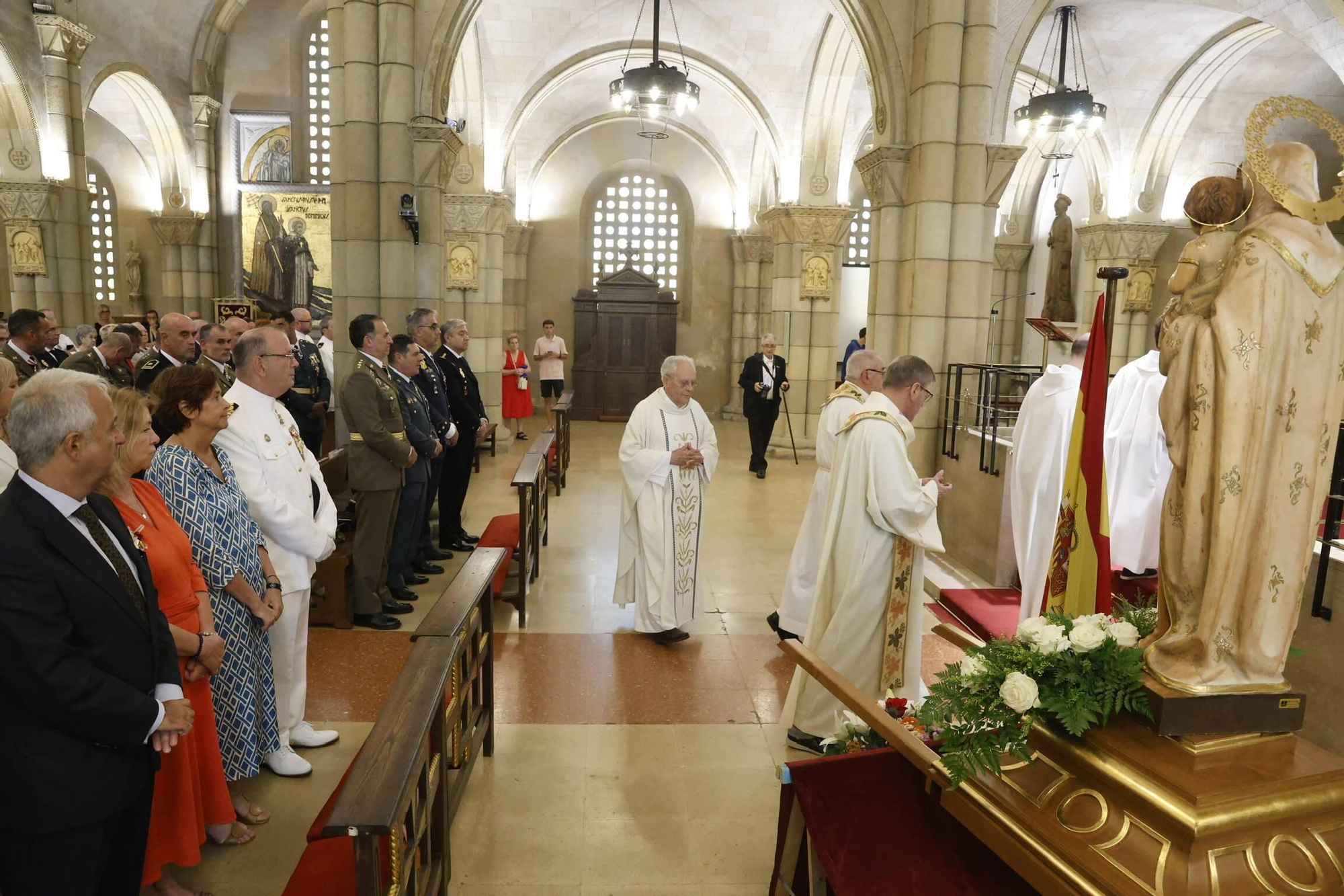 La misa con la Armada y la ofrenda floral del Carmen en Gijón, en imágenes