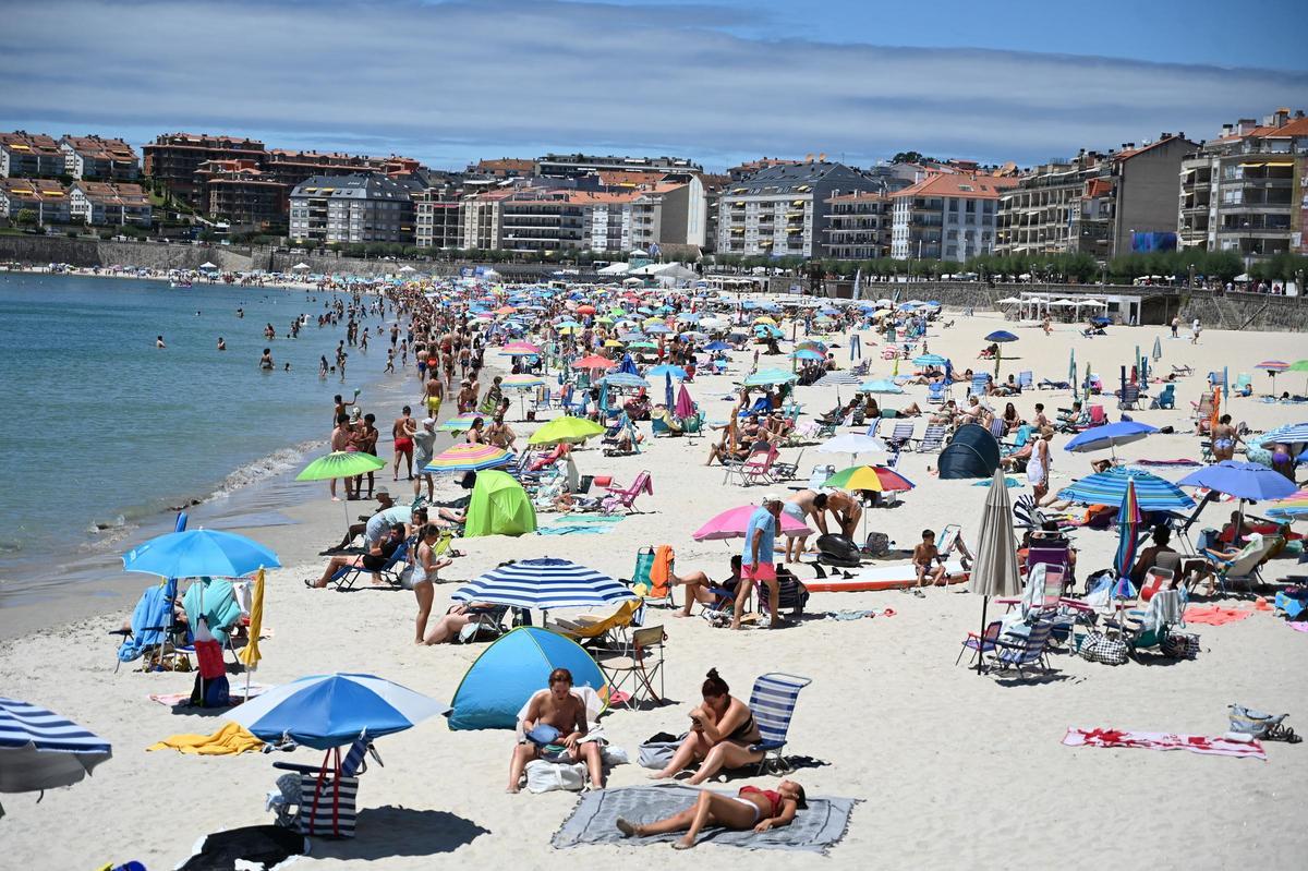 Bañistas y turistas en la playa de Silgar (Sanxenxo), el pasado mes de julio.