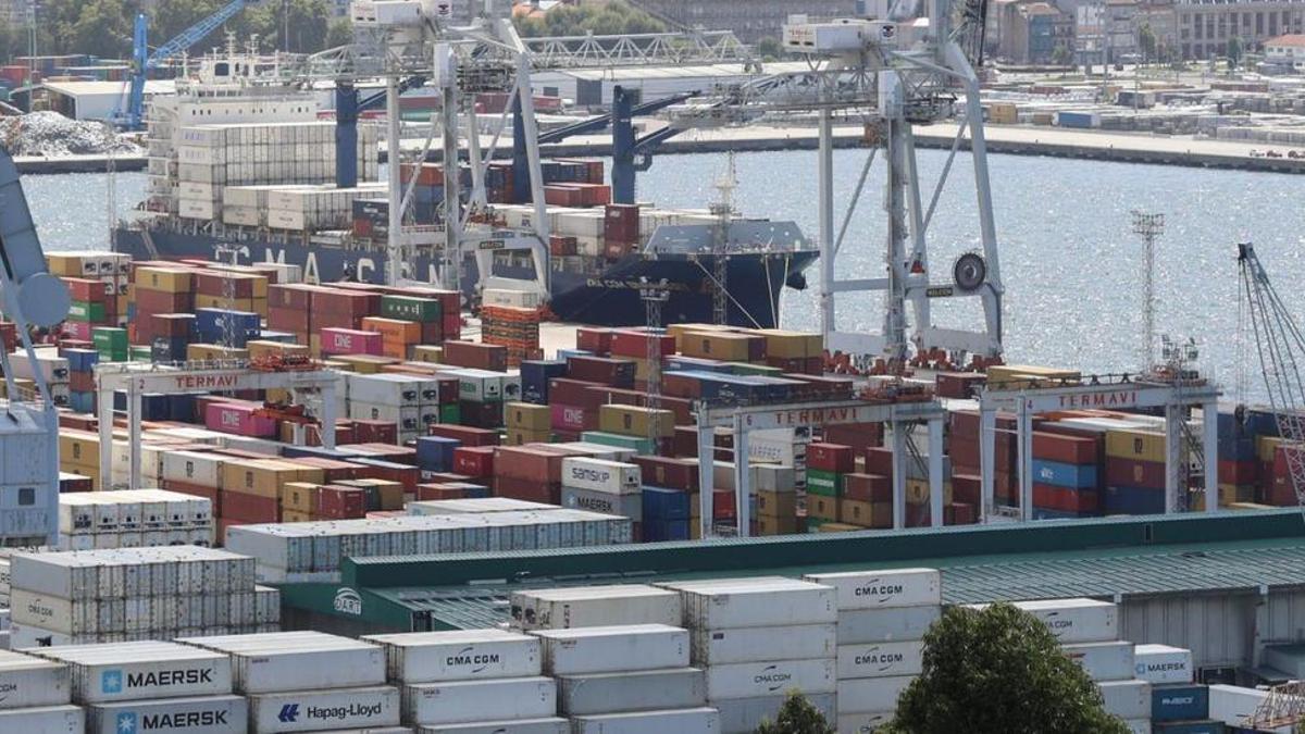 Actividad, este jueves, en el muelle de contenedores de Guixar.