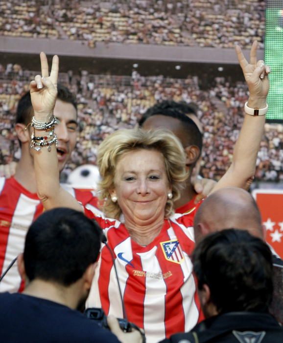 Aguirre celebra el título de Europa League del Atlético vestida con una camiseta del equipo