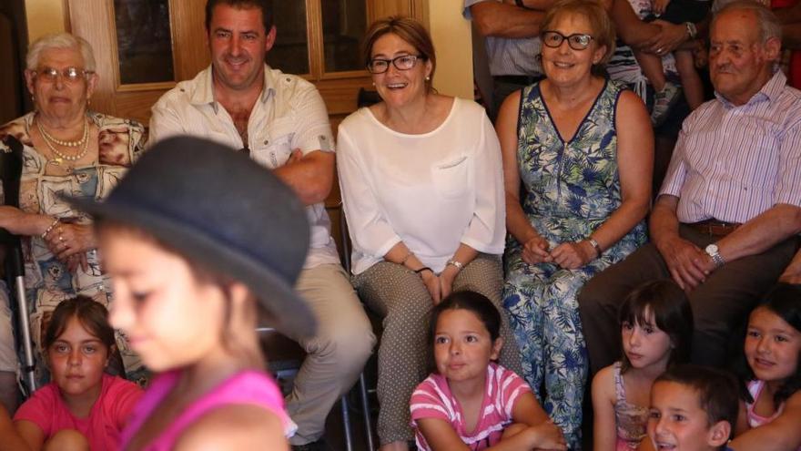 Mayte Martín y Juan Carlos Bueno durante su visita al comedor social de Manganeses de la Lampreana