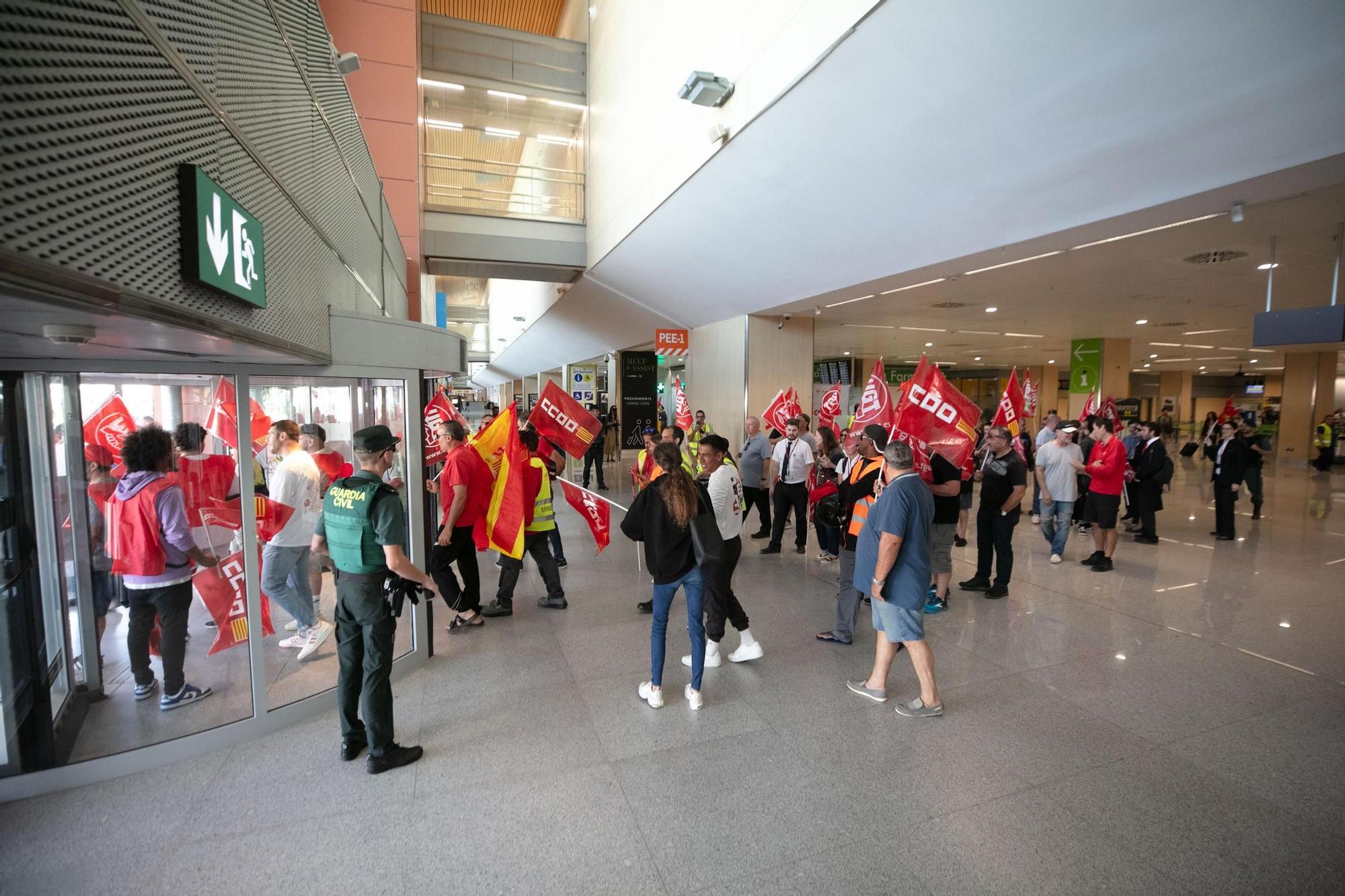 Descubre las mejores fotos de la concentración de trabajadores de Iberia en el aeropuerto de Ibiza