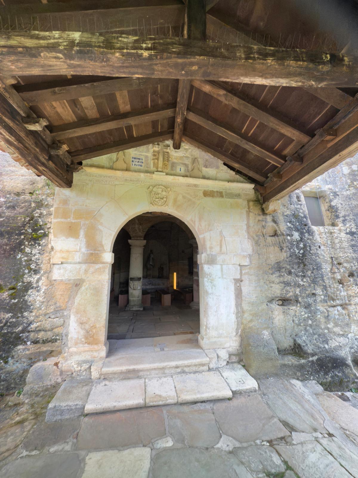 La entrada a la iglesia de Santos Justo y Pastor en Olleros de Pisuerga (Palencia)