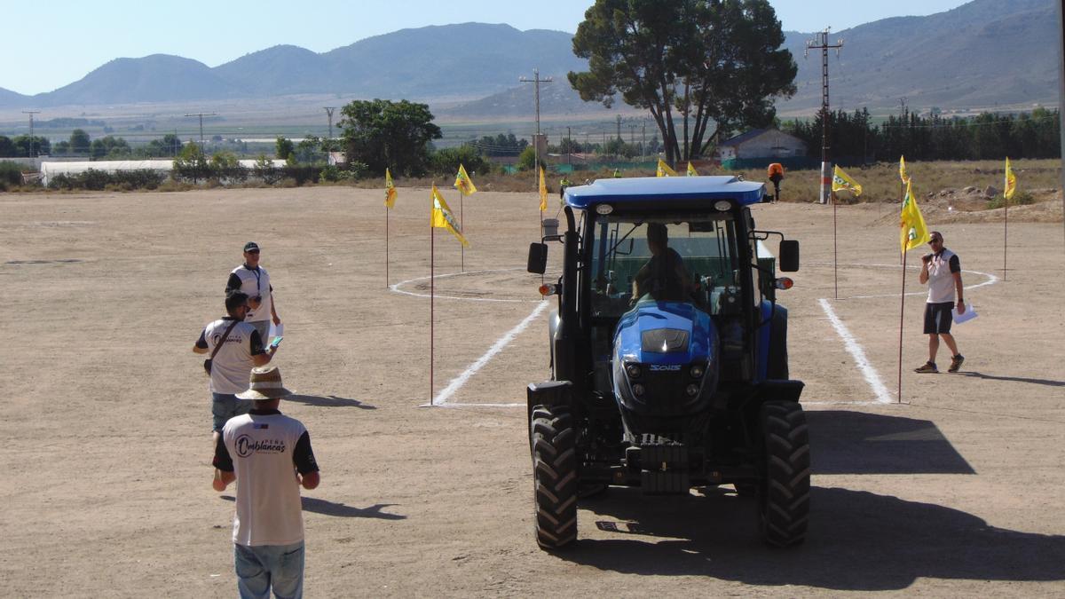 Un tractor con remolque, en la competición