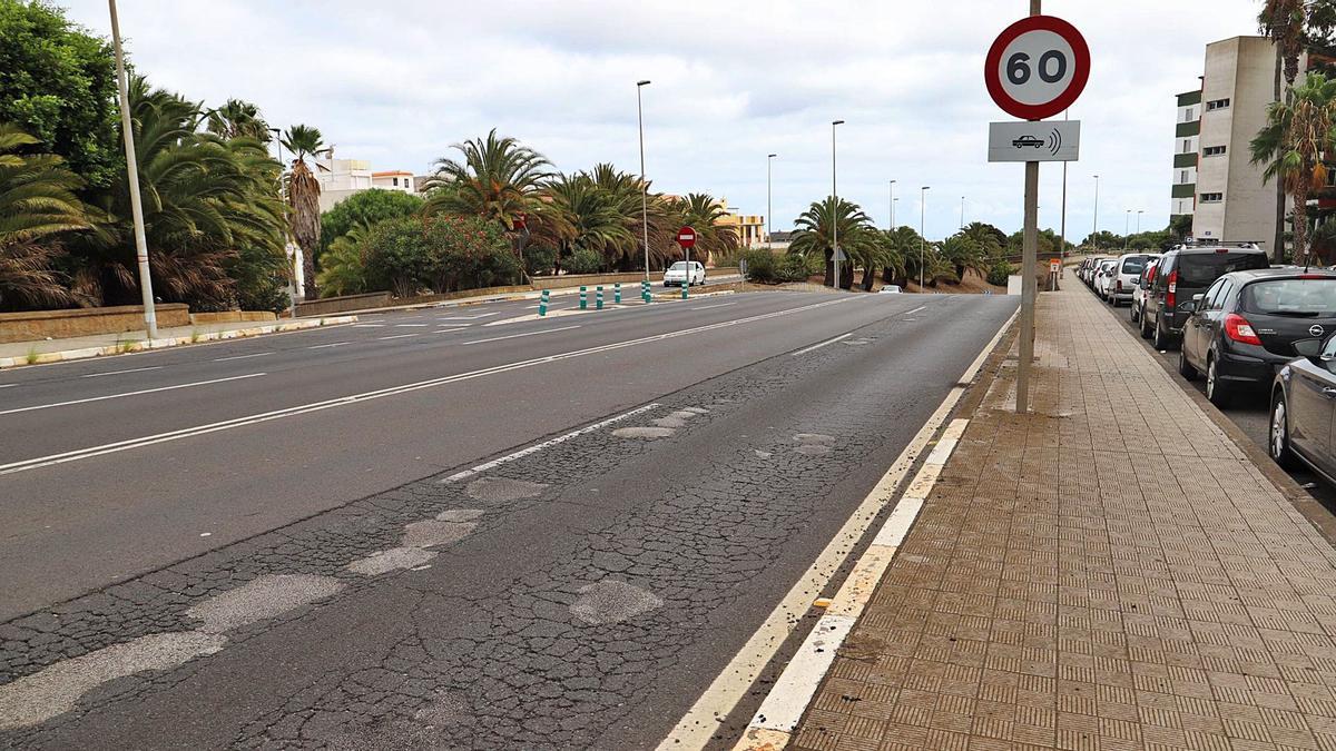 Imagen que muestra el mal estado en el que se encuentra el firme de la Vía de Ronda en sus cuatro primeros kilómetros, con parches por todos lados y una capa asfáltica deteriorada