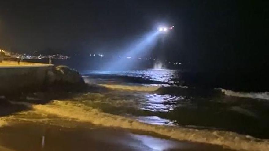Movilizan un helicóptero para buscar un surfista en  Silgar que estaba ileso en la playa