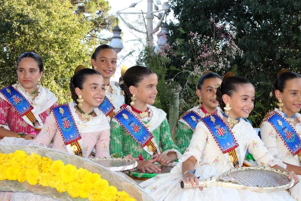 Marina, Sara, Rocío, Daniela y dos generaciones de embajadoras de la fiesta