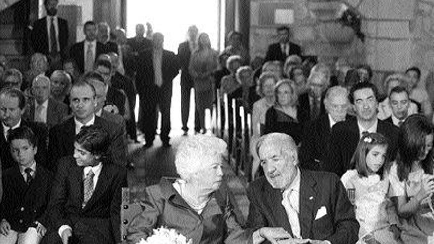 En la iglesia parroquial de Cesantes, durante la misa, Marques de Magallanes y Rita Regojo. / fotos: rafa estévez