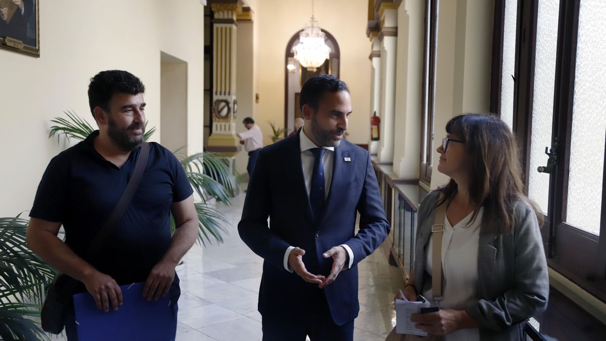 La técnica de Smassa y el representante sindical, Manuel Lima, junto a Daniel Pérez.