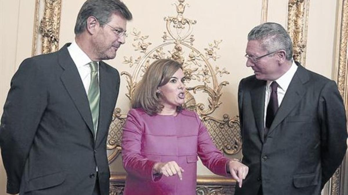 Rafael Catalá, Soraya Saénz de Santamaría y Alberto Ruiz-Gallardón, ayer en la toma de posesión del primero como ministro de Justicia.