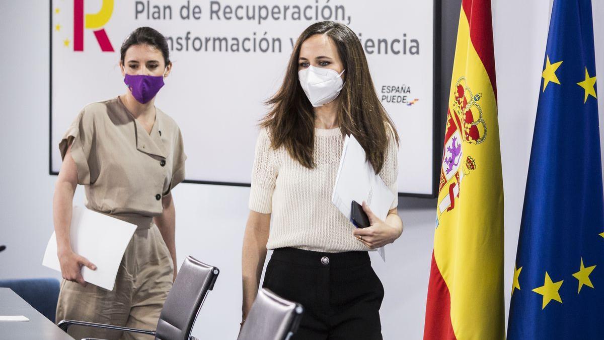 La ministra de Derechos Sociales y Agenda 2030, Ione Belarra, y la ministra de Igualdad, Irene Montero.