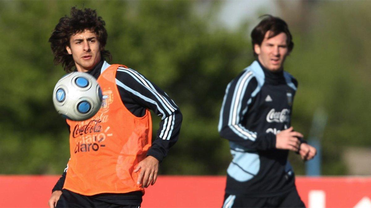 Pablo Aimar y Leo Messi, durante un entrenamiento de la selección de Argentina el 8 de octubre de 2009 en las instalaciones de la AFA en Ezeiza, Buenos Aires