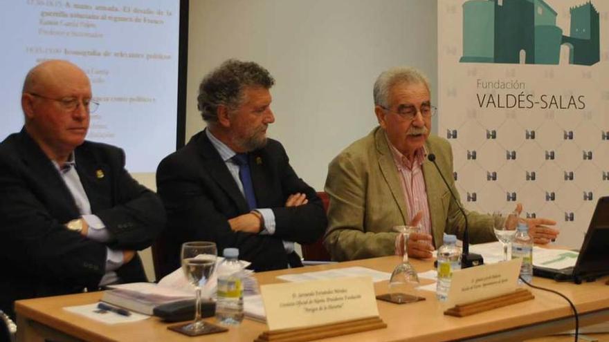 Por la izquierda, Servando Fernández, cronista oficial de Navia; Ignacio García Palacios, alcalde de Navia, y Jesús Arango, durante su intervención en las jornadas sobre políticos asturianos.