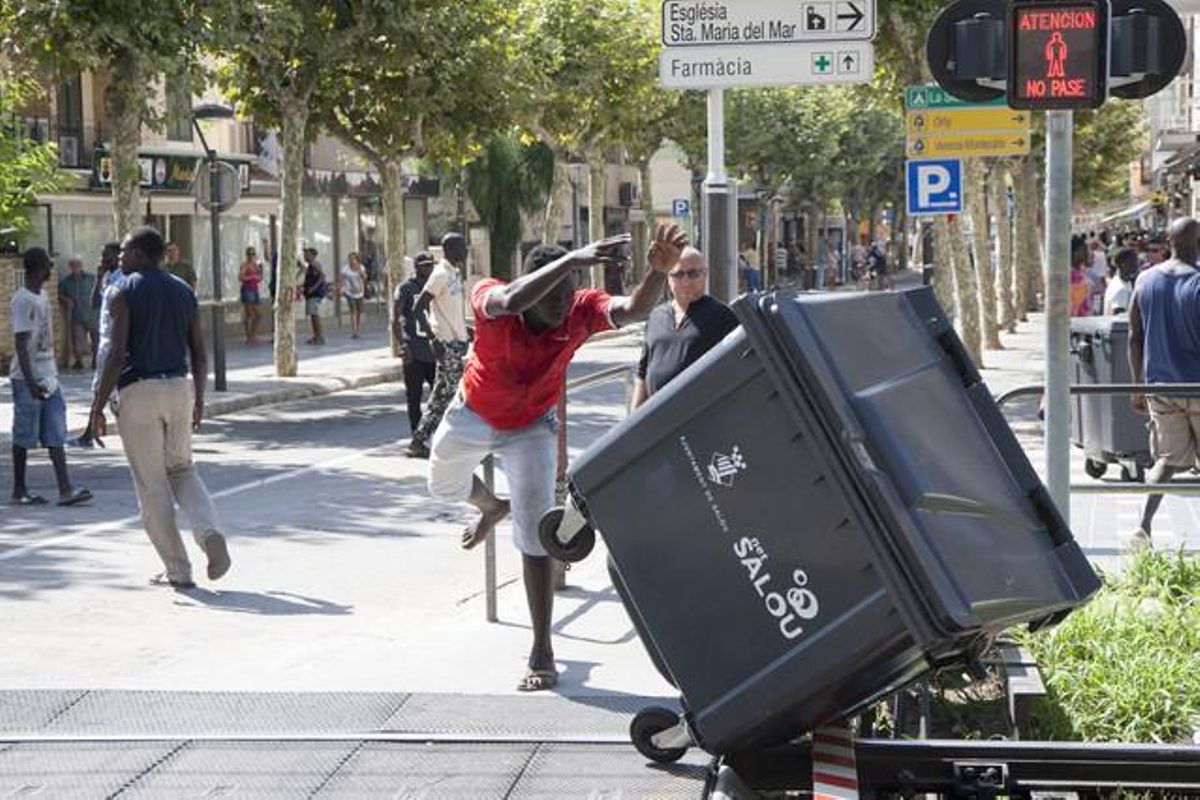 Altercats entre la comunitat senegalesa a Salou i els Mossos d’Esquadra per la mort d’un immigrant durant una batuda policial contra el ’top manta’.