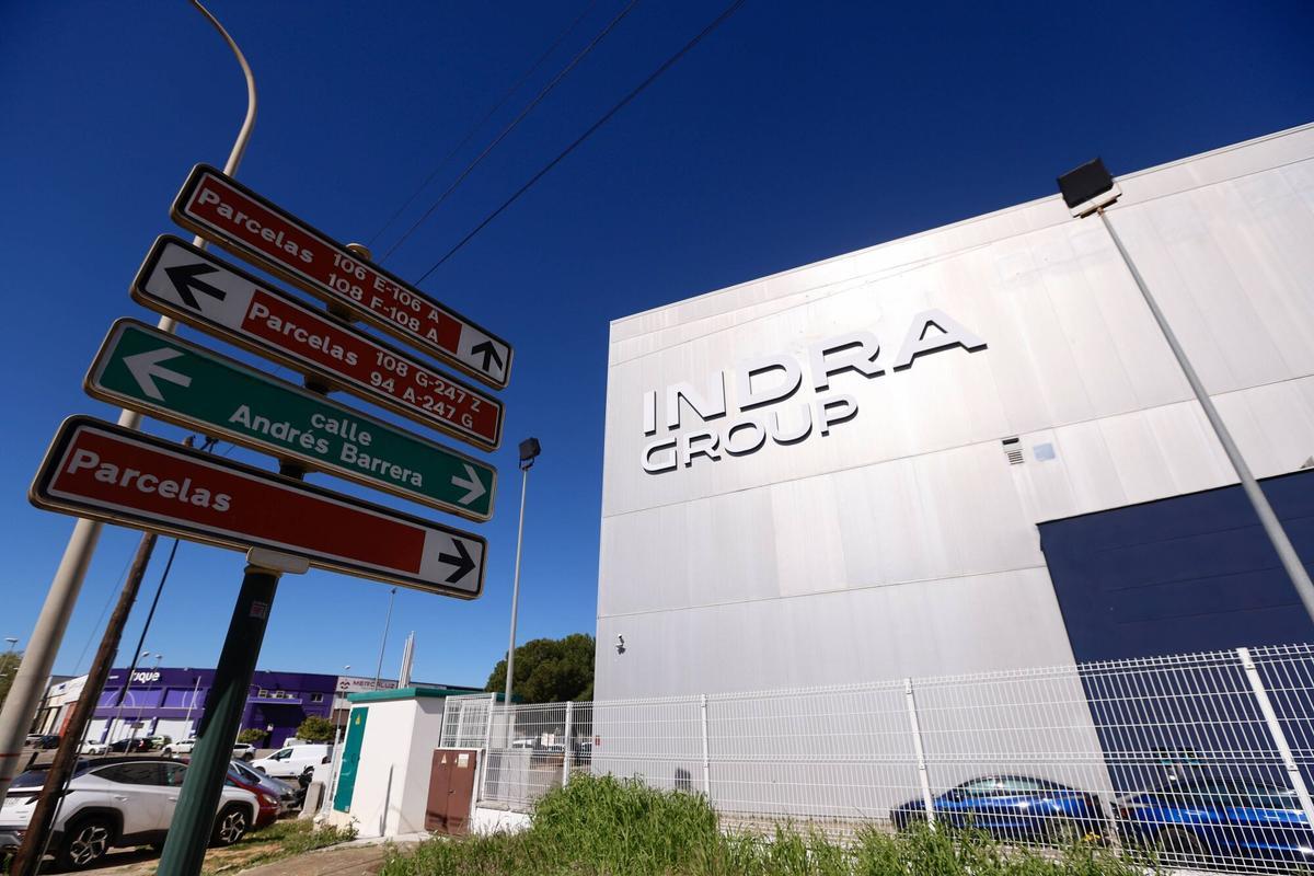 Fábrica de Indra Group en el Polígono de Las Quemadas, en la calle Simón Carpintero.