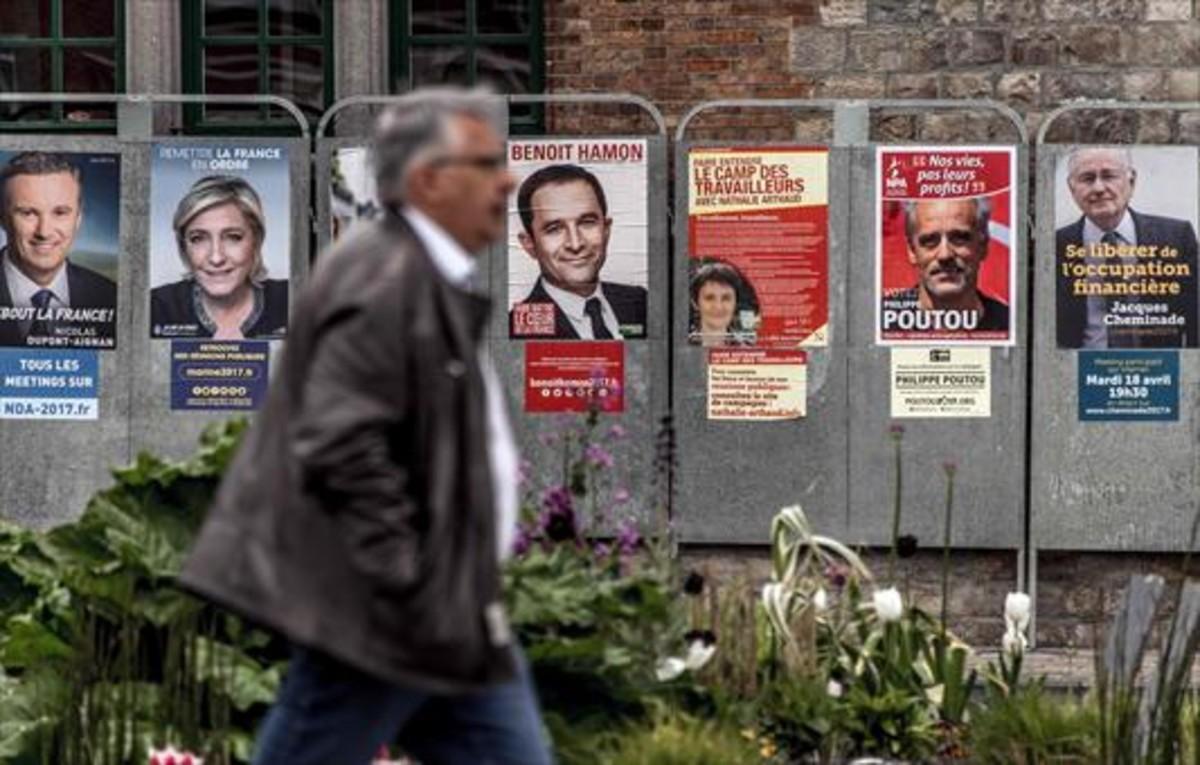 Carteles electorales de Le Pen y de Hamon, en Bailleul, al nordeste de Francia.