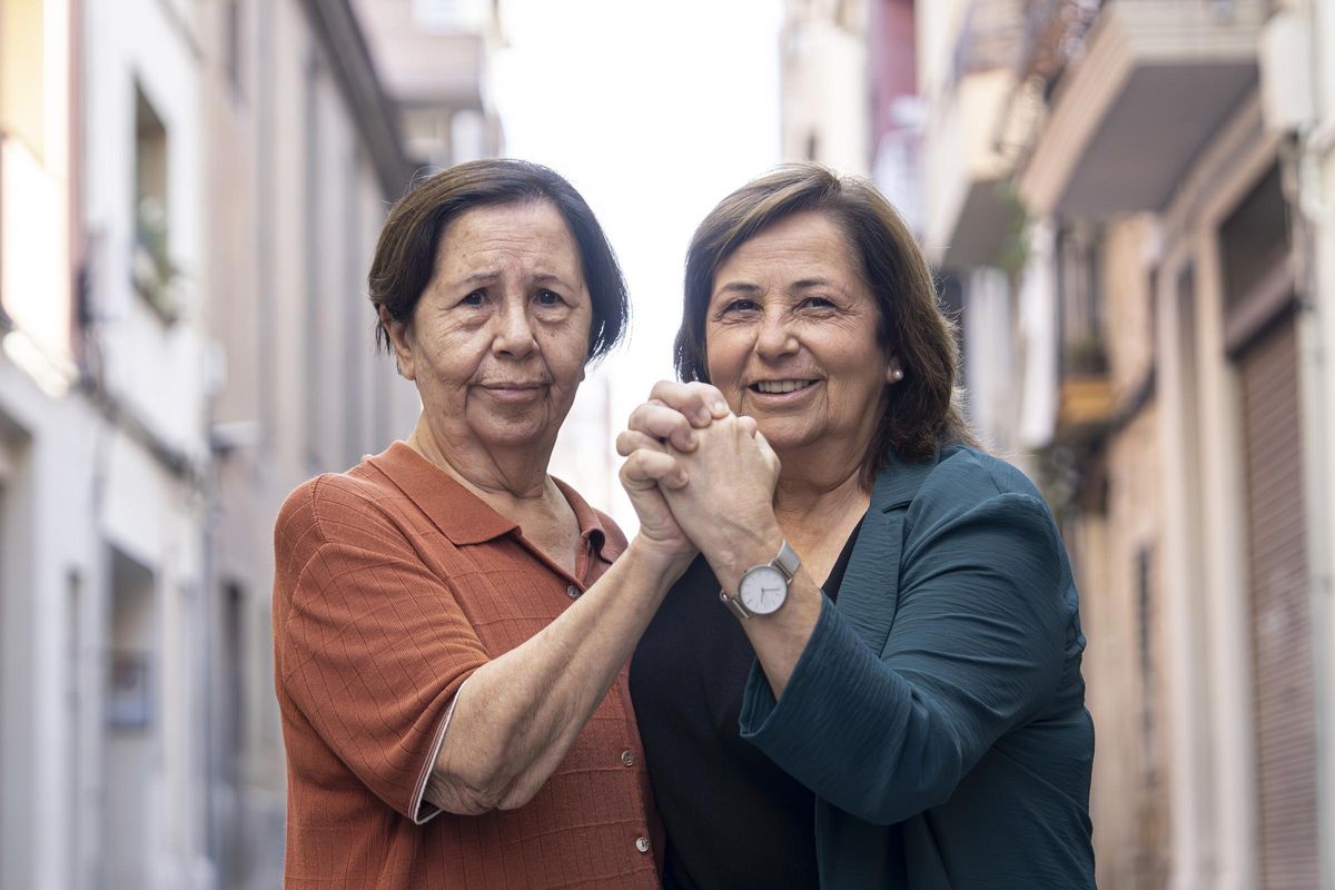 Mercè (a la derecha) es la cuidadora de su hermana Anna, que tiene 68 años y alzhéimer.
