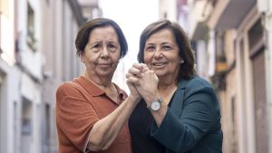 Mercè (a la derecha) es la cuidadora de su hermana Anna, que tiene 68 años y alzhéimer.