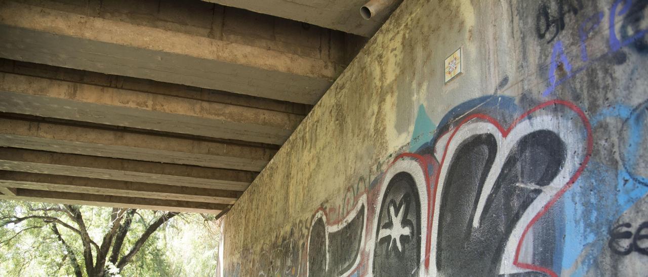 Una de les rajoles, a dalt a la dreta, comparteix espais amb grafits sota el pont de Sant Joan de Vilatorrada