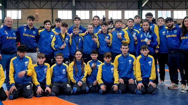 De pie, Óscar Fernández, Paciano Fernández, Adrián García, Sergio Bermúdez, Kevin Narváez, Javier Simancas, Marcos Pérez, Mateo Solís, Leire González, Alonso Fernández, Álvaro Simancas, Enol Gallego, Adrián Martínez, Guillermo Camuña, Alejandra G. Cardos, Gabriel Solís, Jairo Sánchez, Jaime Ojea, Ana Ojea y Fernando Robles. Agachados, Martín García, Gerson Jiménez, Mario Taboada, Joel González, Iris Muñiz, Leo Ruiz, Carlos A. del Valle, Samuel Fernández y Samuel Sarmiento. | FLPA