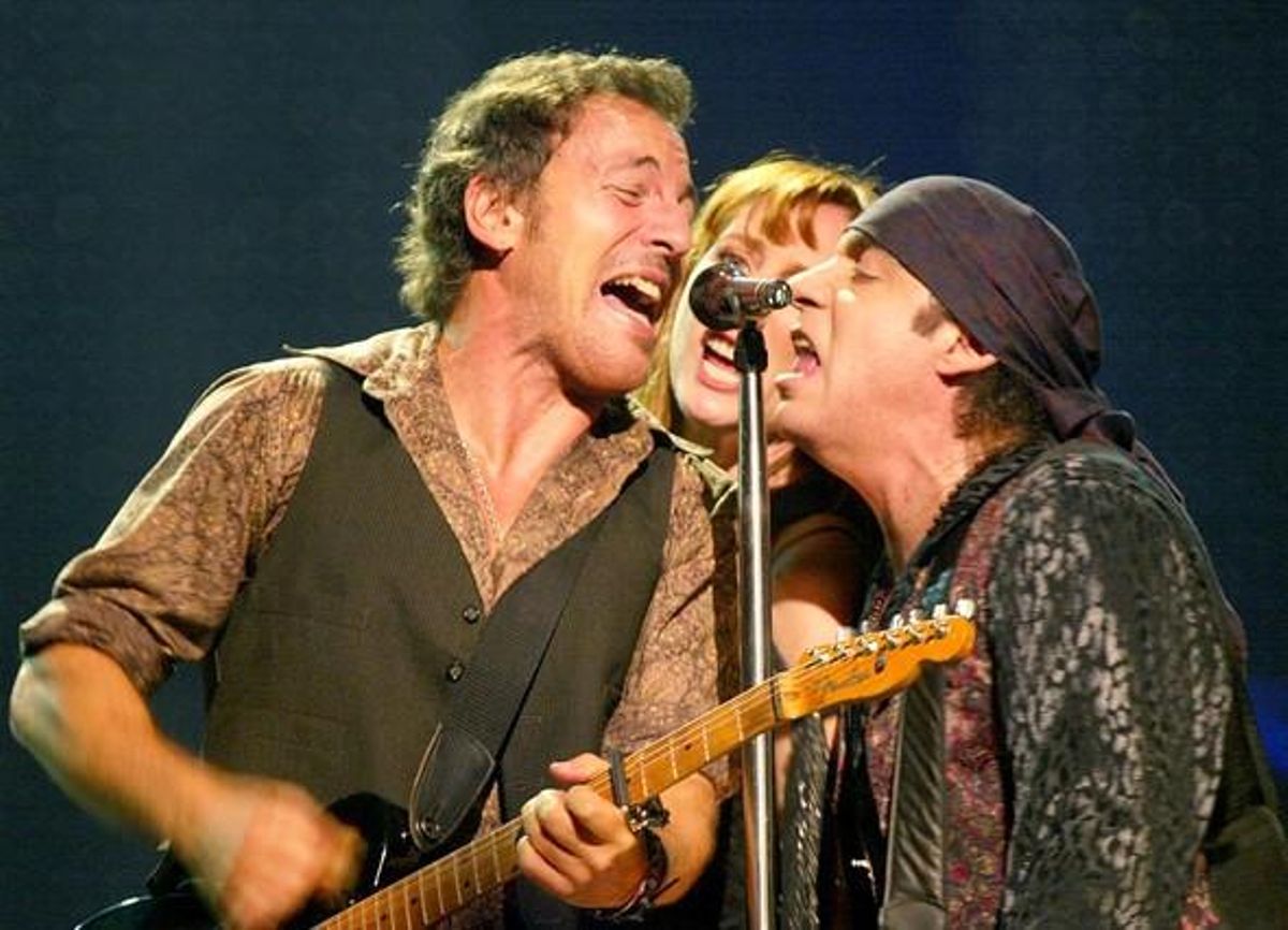 Bruce Springsteen amb Patti Scialfa, la seva dona, i Steve Van Zandt, en la seva actuació al Palau Sant Jordi el 16 d’octubre del 2002.
