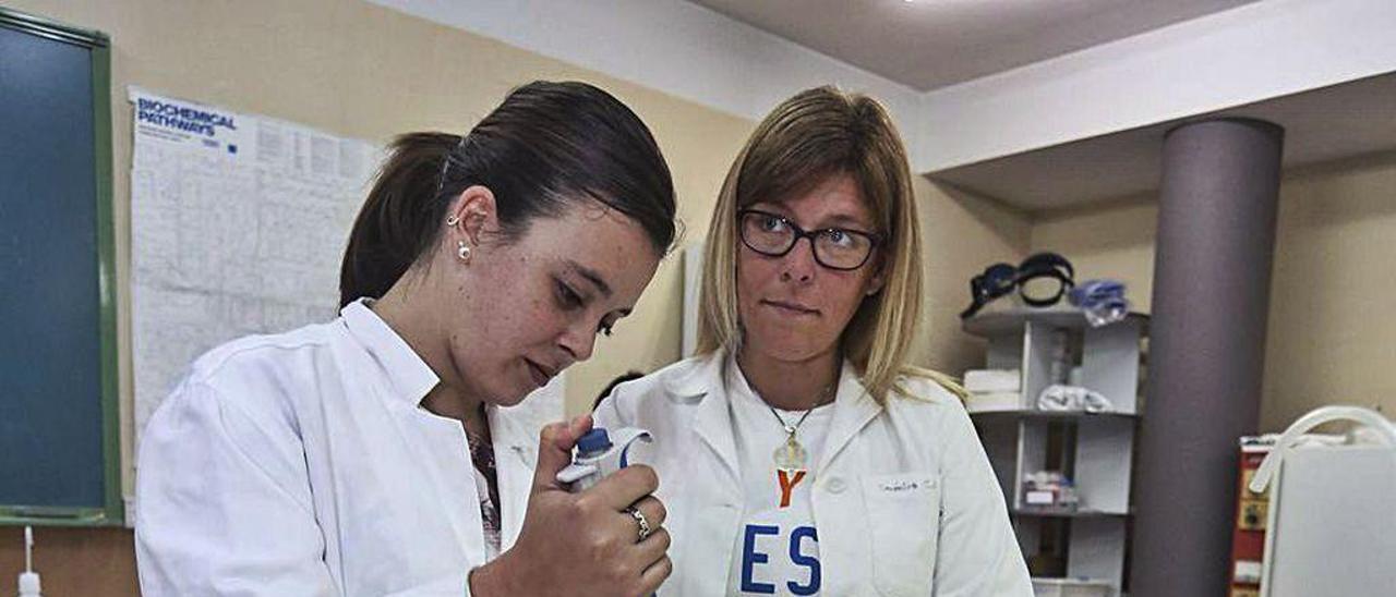 Dos alumnas de Laboratorio del IES Isla de la Deva, en una práctica.