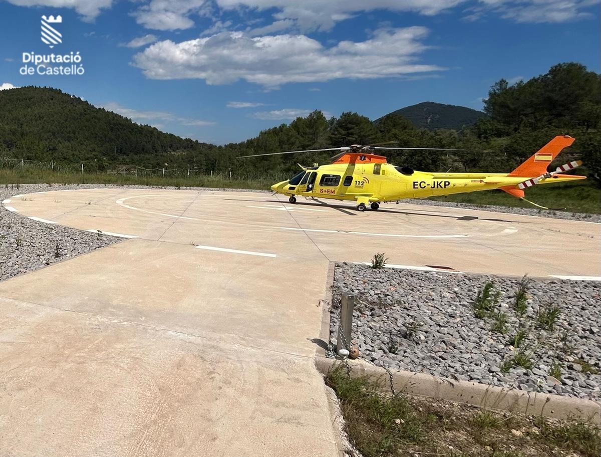 El helicóptero, a su llegada con el hombre posteriormente fallecido a la helisuperficie de Suera.