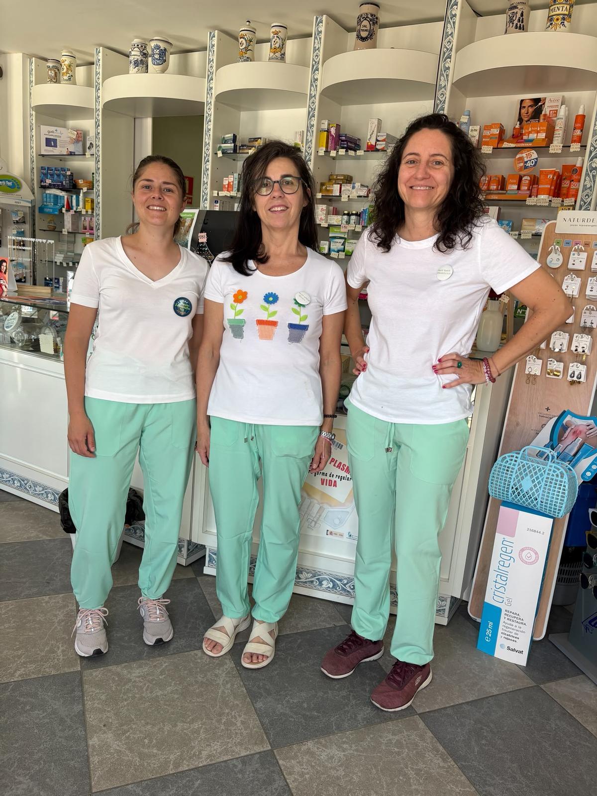 Alicia Borja y parte del equipo de su farmacia en Plasenzuela.