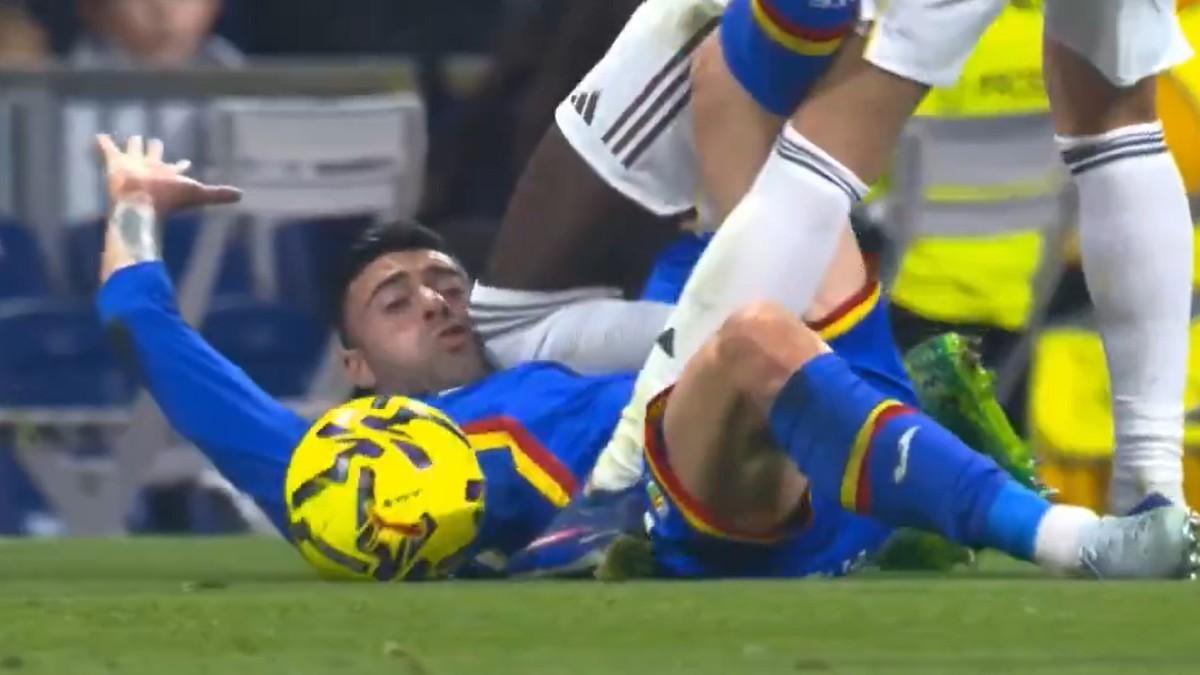 Rudiger knees Diego Rico in the face.