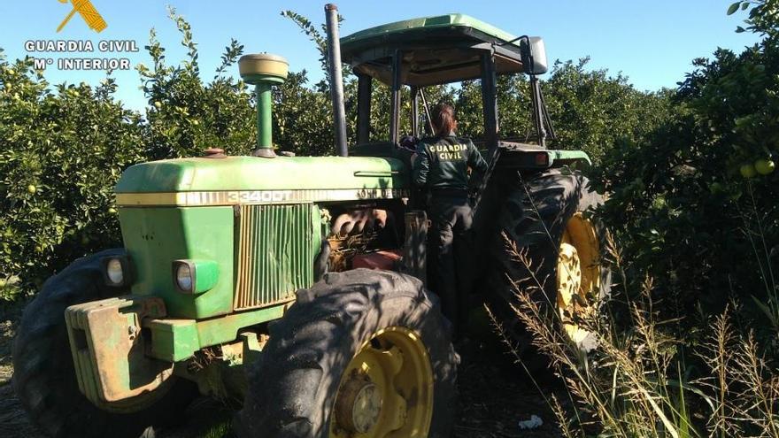 Dos detenidos por robar y huir en un tractor en Fuente Palmera