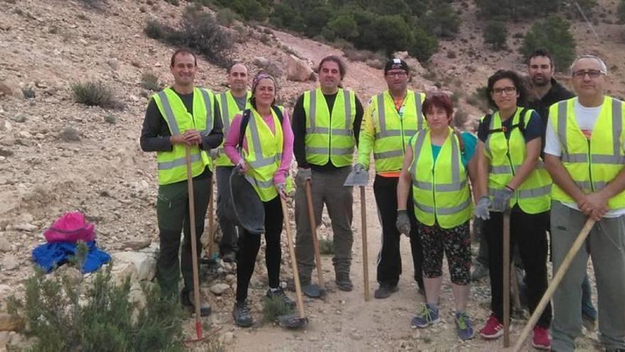 Los voluntarios que participaron en la rehabilitación de los accesos al castillo de Ricote.