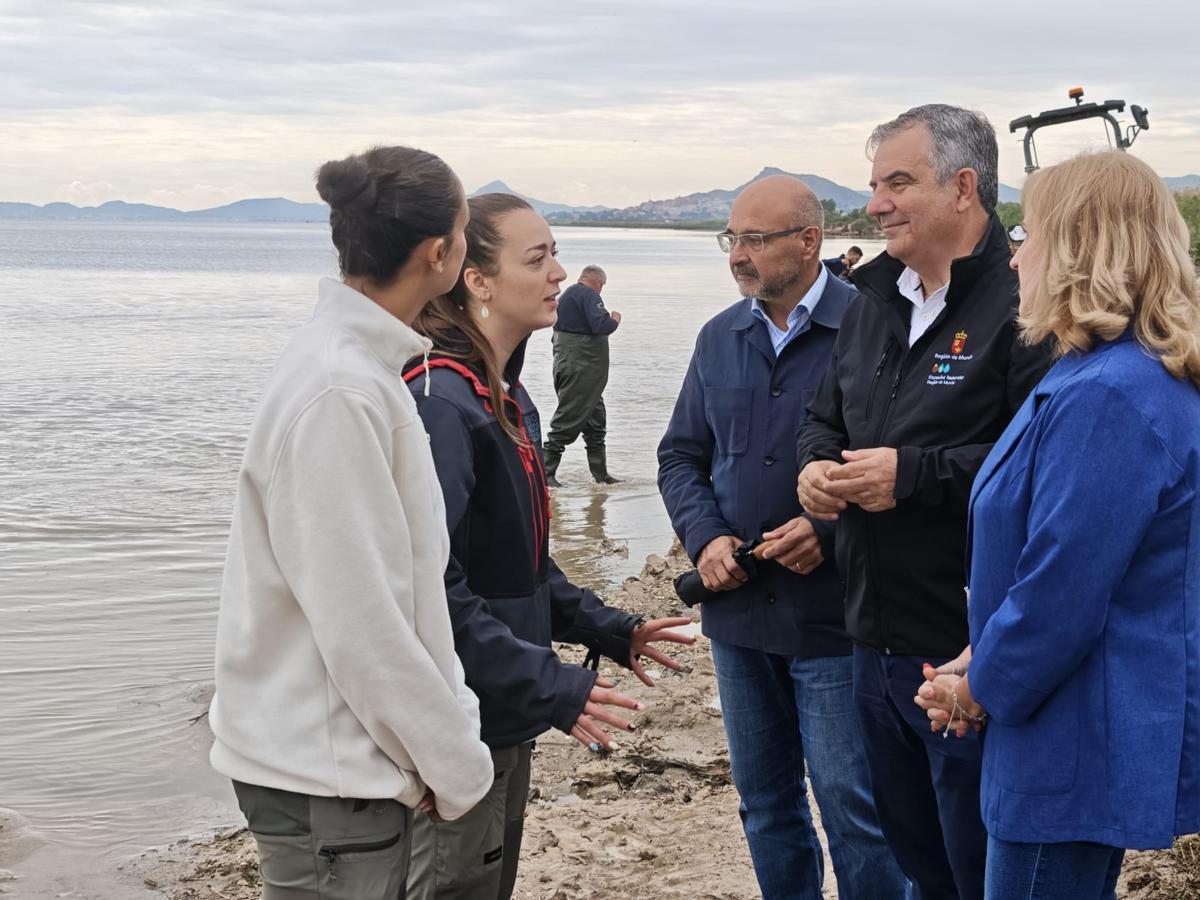 El consejero Juan María Vázquez y Víctor Serrano, director general del Mar Menor, este viernes en la playa del Carmolí.