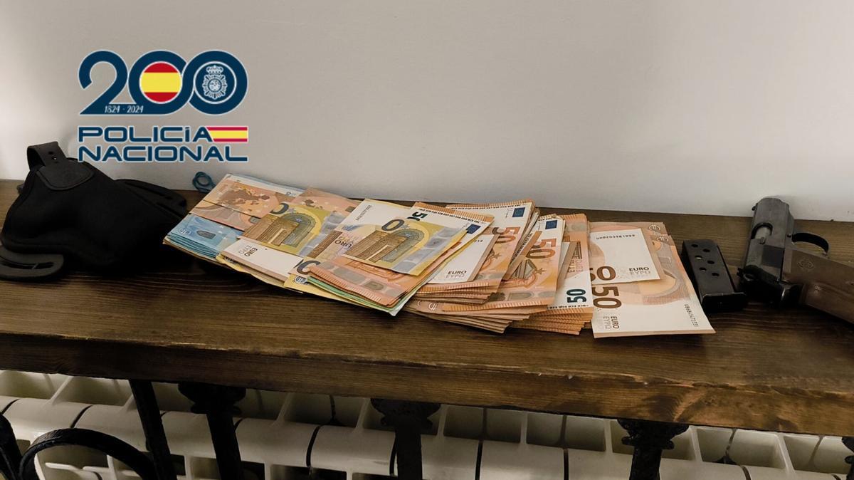 Dinero y armas incautadas