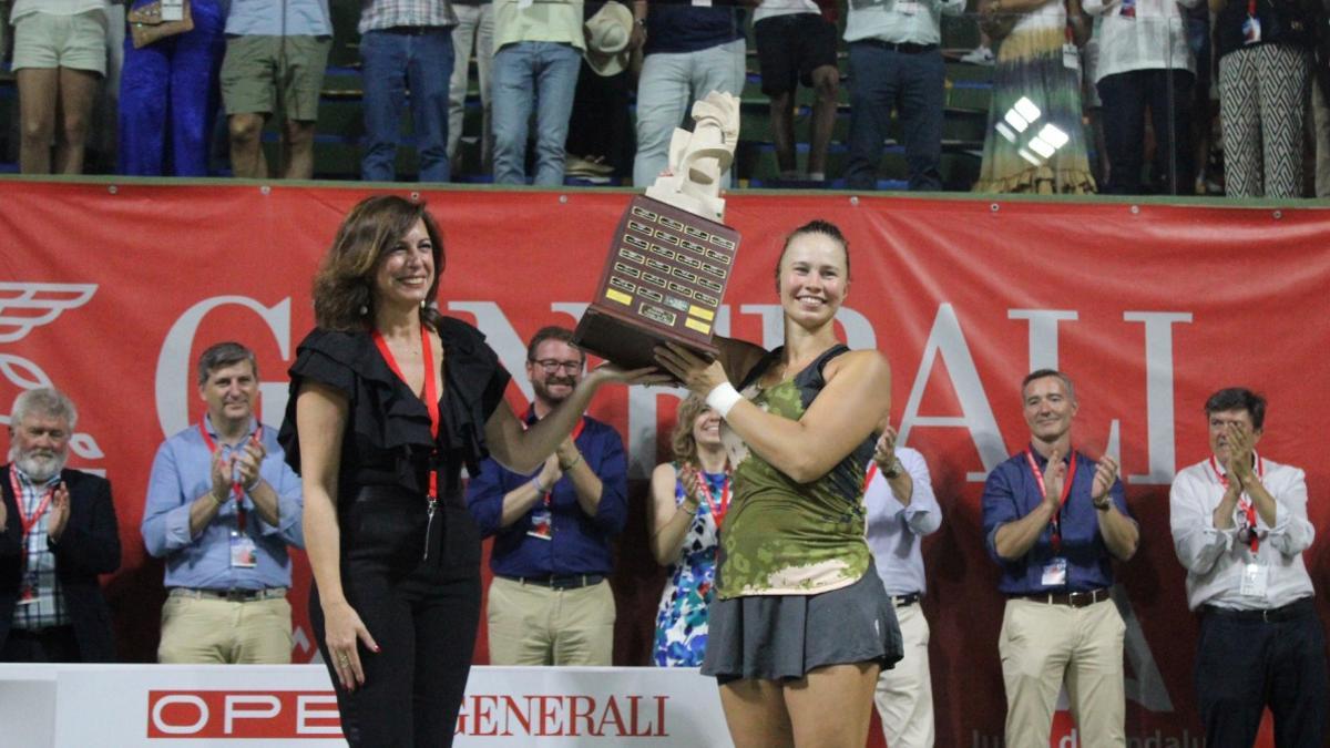 La alcaldesa de Palma del Río, Matilde Esteo, y la ganadora del torneo, Valeria Savinykh, en la entrega de premios.