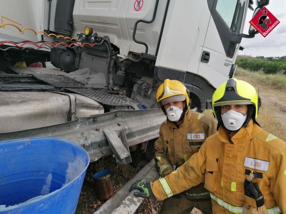 En el siniestro sin heridos ha quedado atravesado un vehículo en la mediana y se ha producido un vertido de combustible