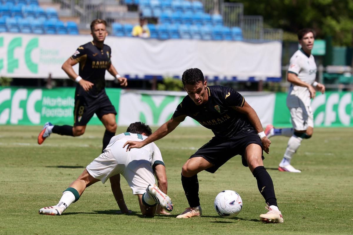 Diego Bri protege el esférico durante el Almería-Córdoba CF.