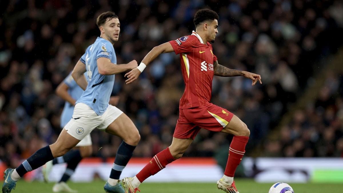Luis Díaz, del Liverpool, controla el balón en un partido ante el City.