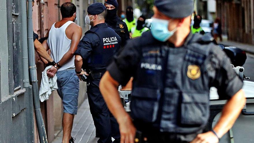 Agents dels Mossos d&#039;Esquadra durant un operatiu contra el gihadisme a la ciutat de Barcelona.