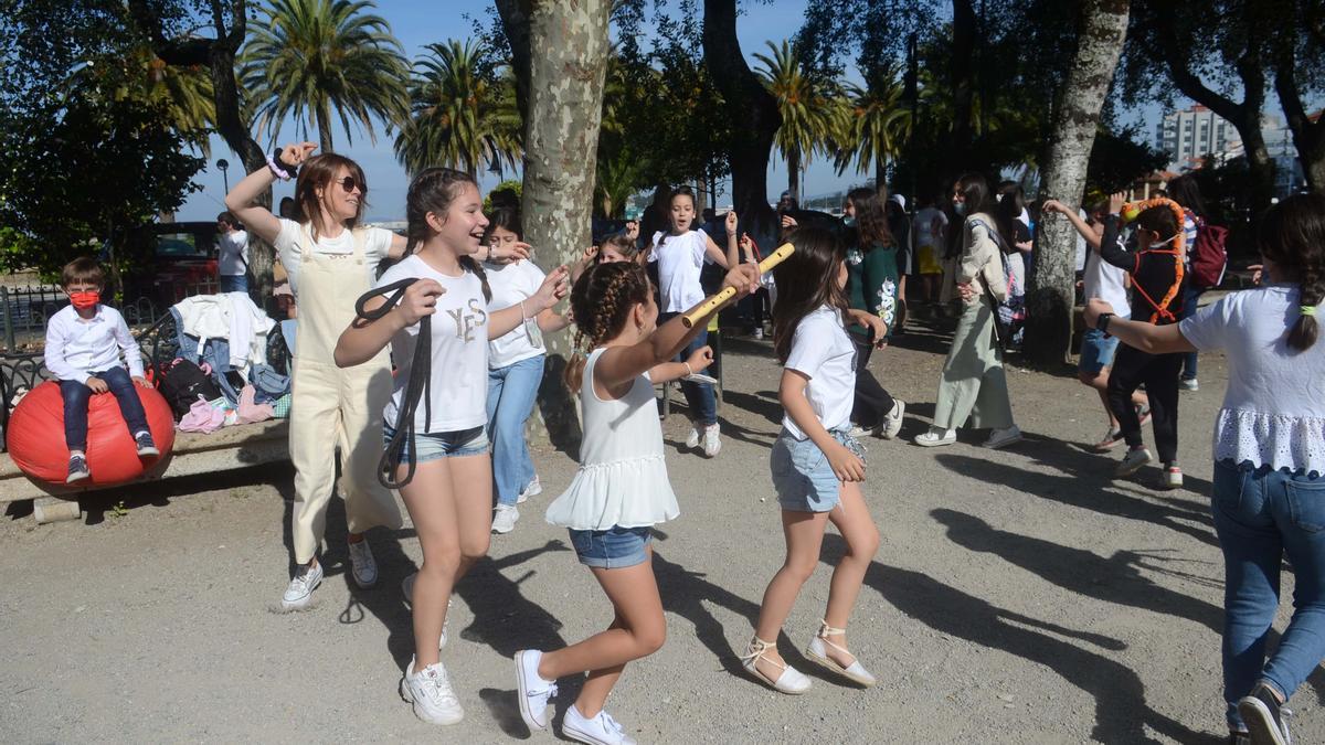 Un grupo de nenas interpretan uns pases dun baile tradicional