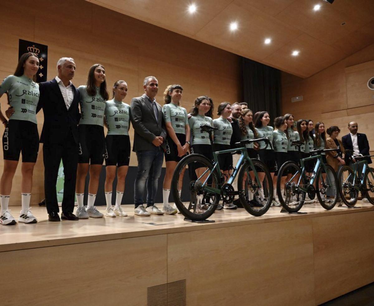Integrantes del equipo en el acto de ayer.