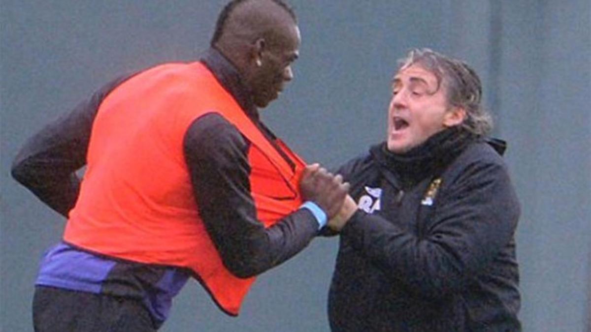 Roberto Mancini y Mario Balotelli se las tuvieron en un entrenamiento del Manchester City