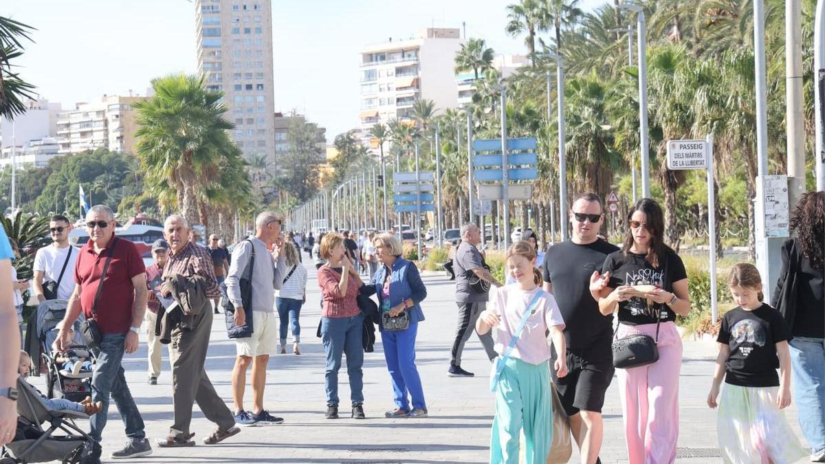Turistas, este lunes, paseando por el centro de Alicante / Pilar Cortés
