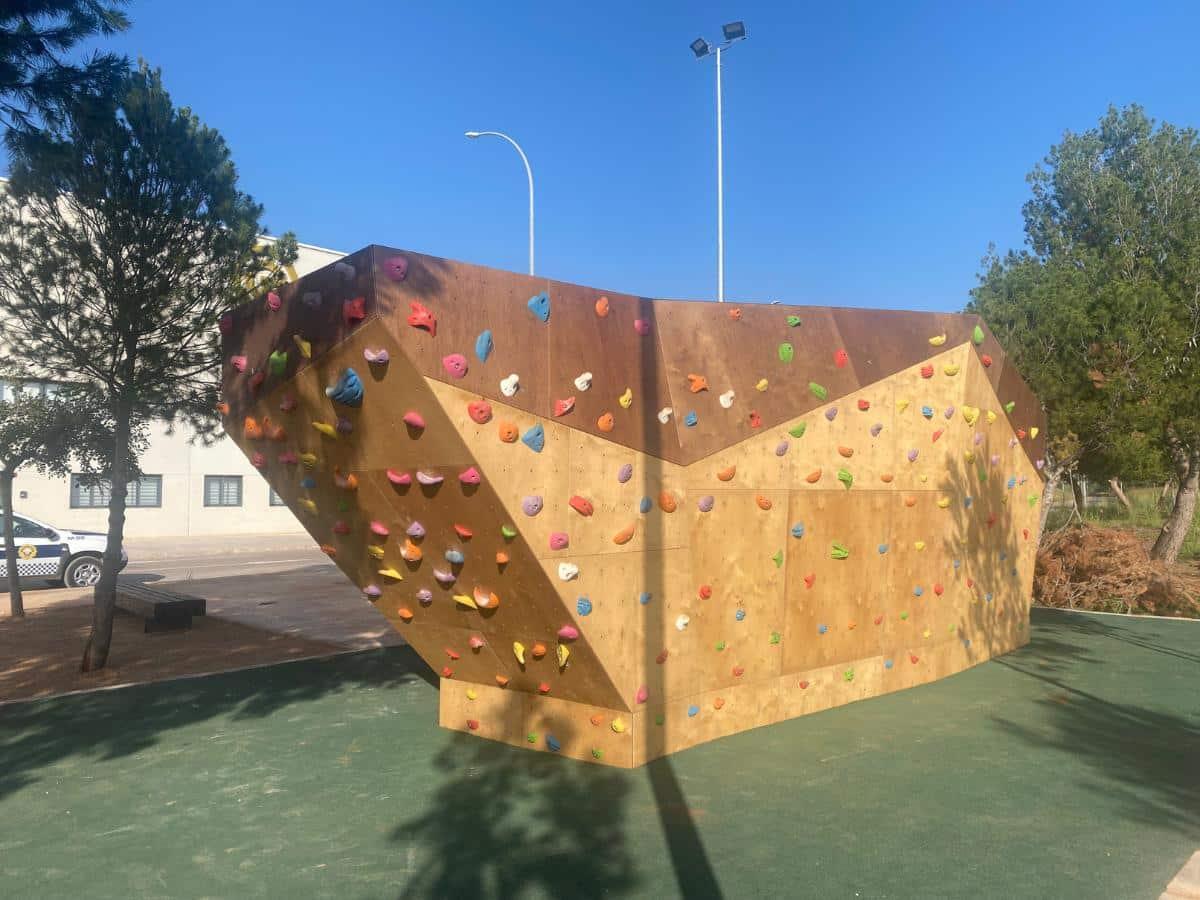 Con la puesta en marcha del gimnasio, el Molí Llop incorpora un nuevo recurso a una zona que ya dispone de rocódromo, circuito de parkour, pump track y una completa área de calistenia.