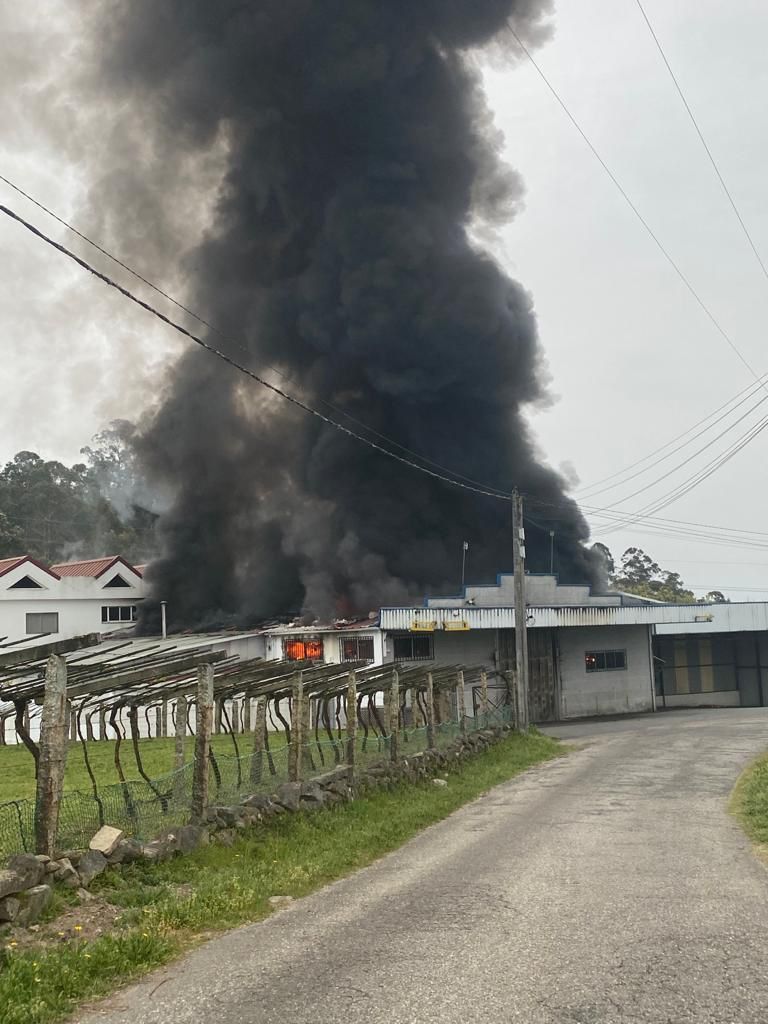 Los bomberos acuden a Ponteareas para sofocar un incendio en una nave de bacalao