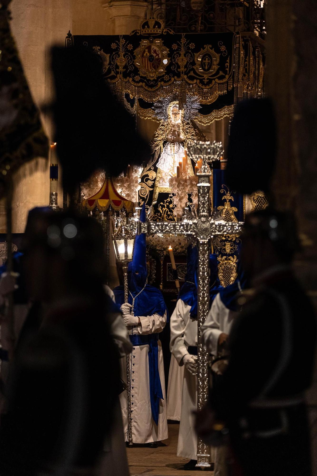 Los alicantinos arropan a la Virgen de la Soledad