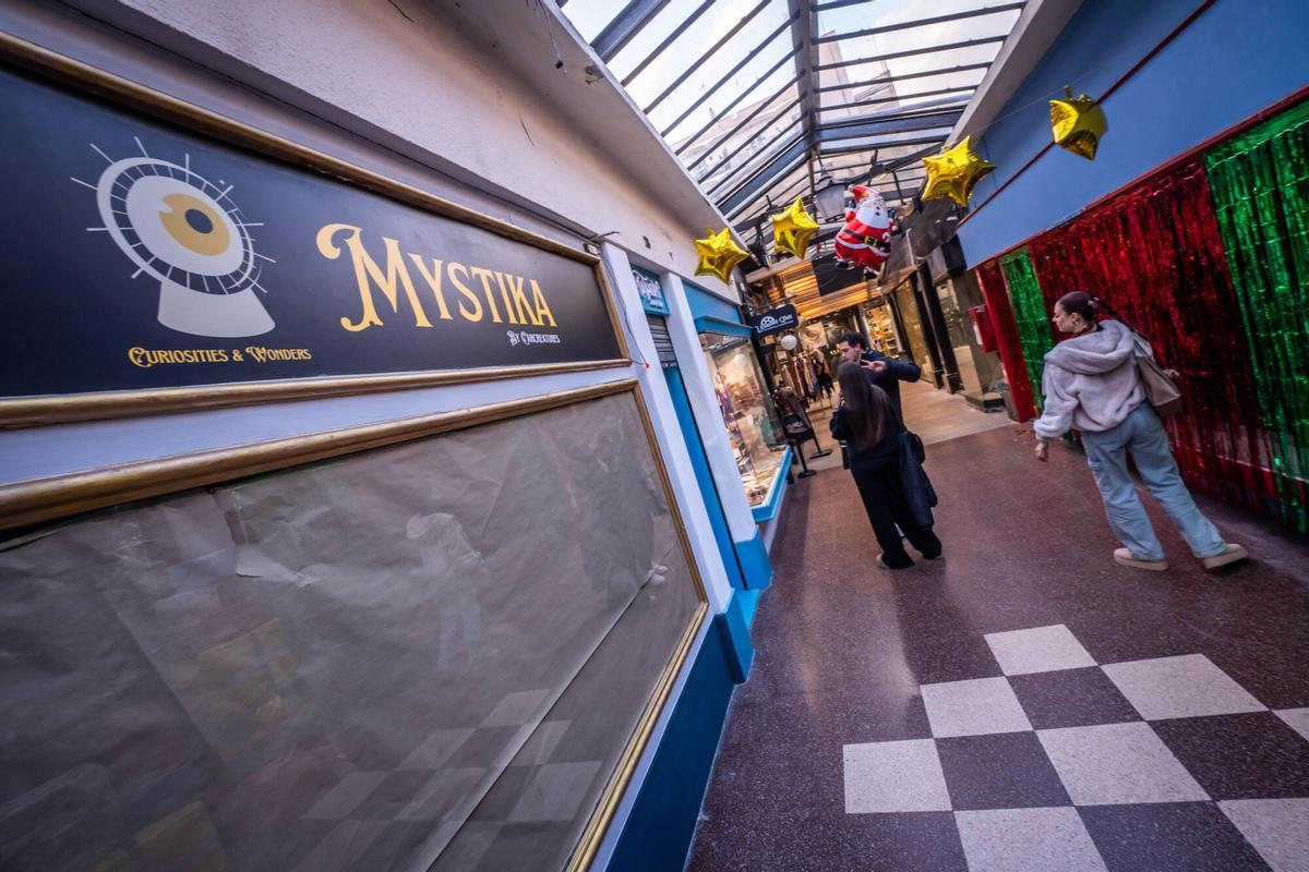 Tiendas y compradores de las Galeries Maldà en vísperas de la Navidad 2024