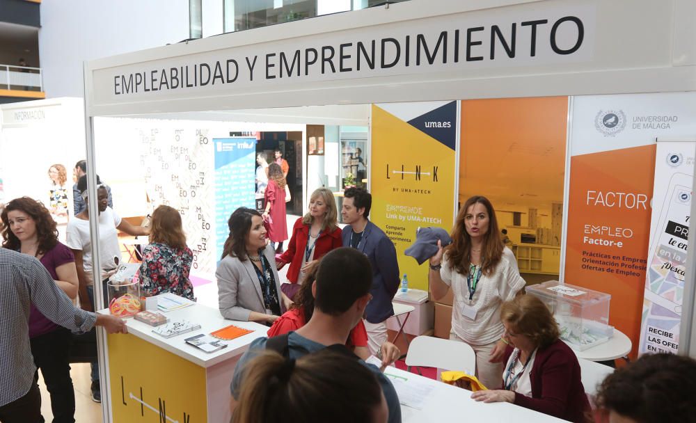 Más de 50 empresas e instituciones se ofertan en diversos stands proponiendo desde puestos de trabajo en empresas informáticas, hasta empleo en empresas de ocio, bricolaje e incluso del sector de la alimentación