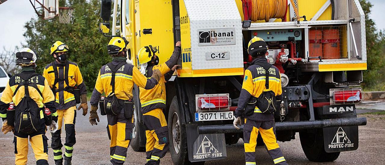 Brigadistas del Ibanat, ayer por la mañana, en su base de las instalaciones de sa Coma. | VICENT MARÍ