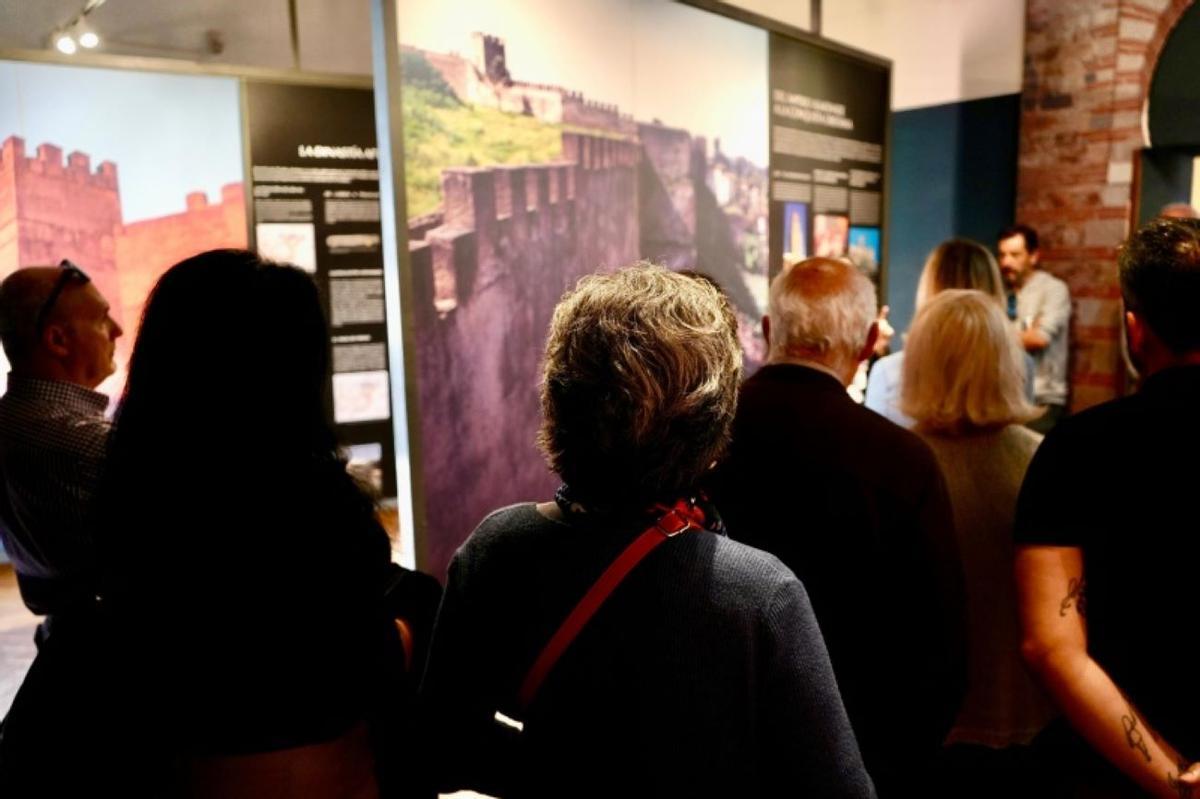 Fotografía de una de las visitas guiadas en el Museo de la Ciudad Luis de Morales de Badajoz.